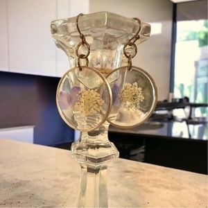 Real pressed flower glass vintage earrings!